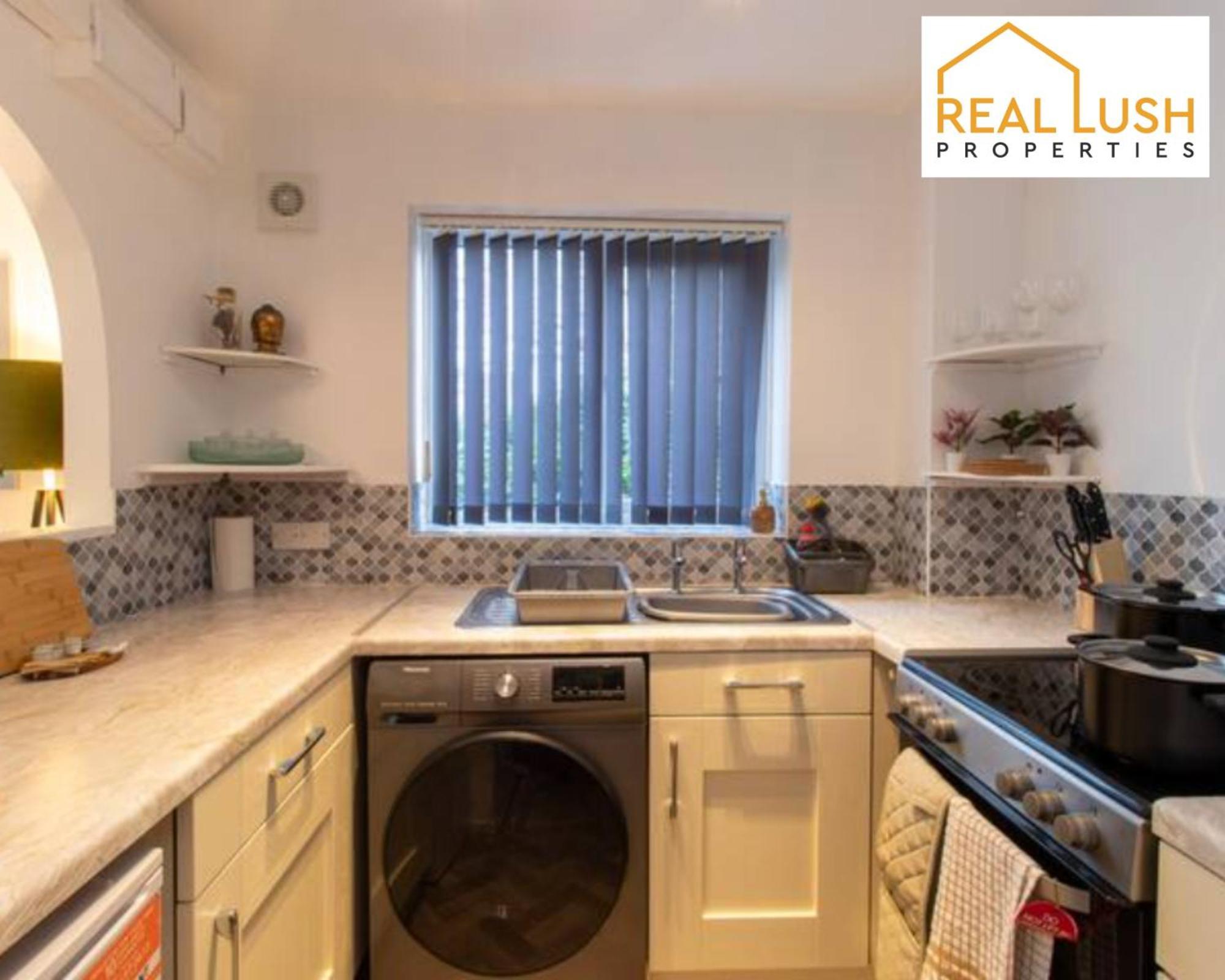 One-Bedroom Apartment By Real Lush Properties In Langsett Wolverhampton Extérieur photo